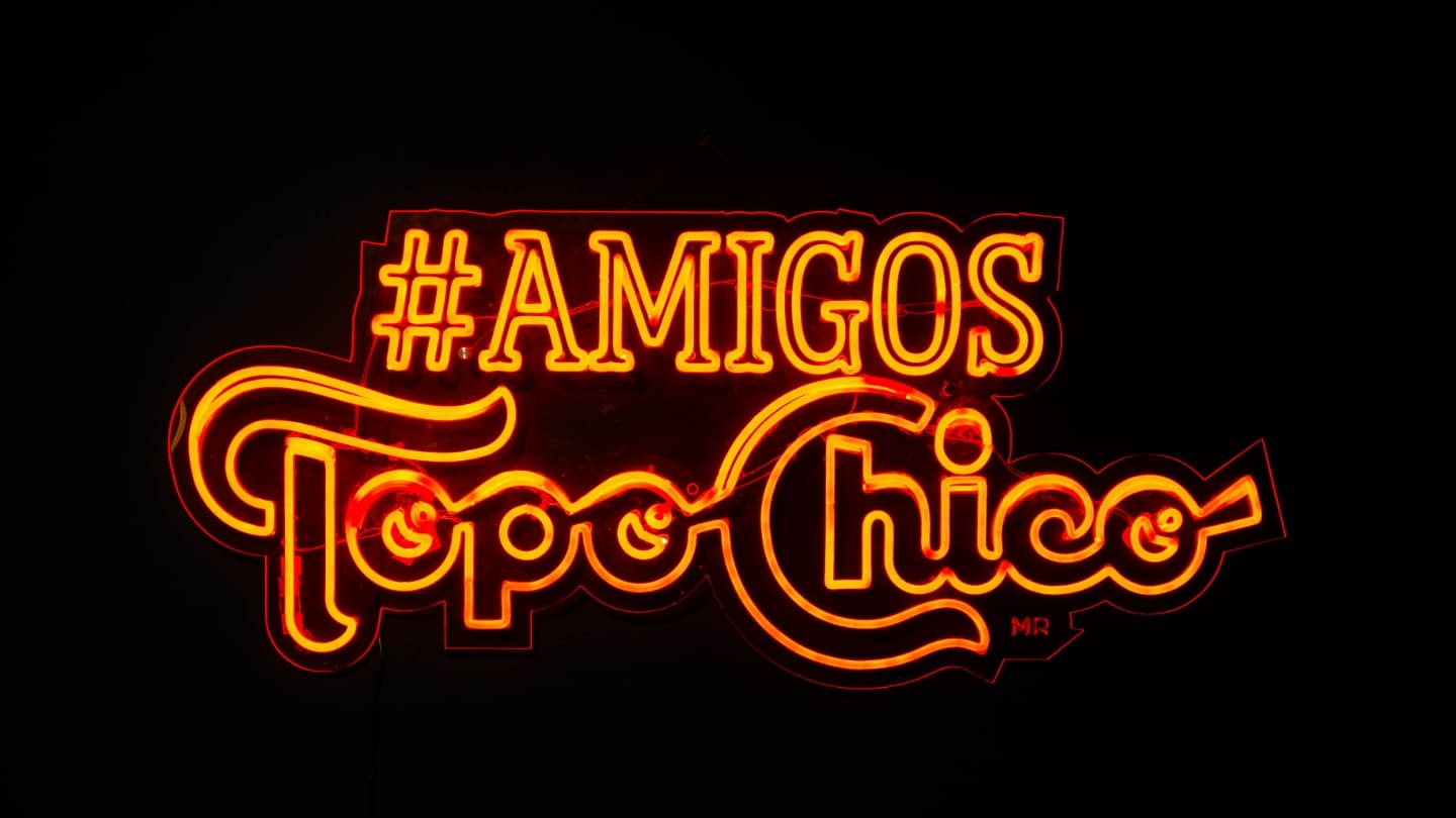 Imagen de un cartel led con la frase #Amigos Topo Chico
