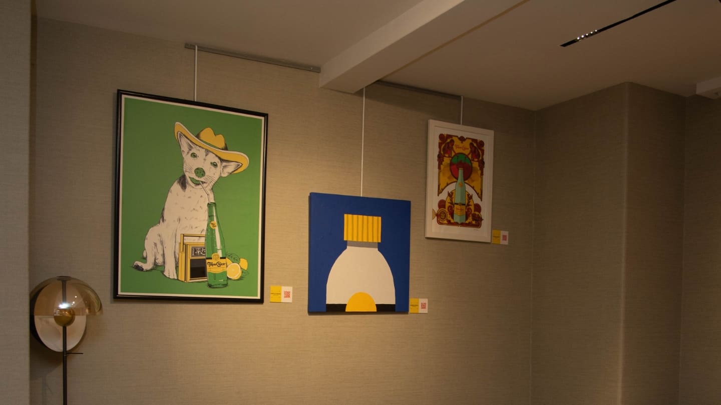 Imagen de tres obras de arte colgadas en una pared