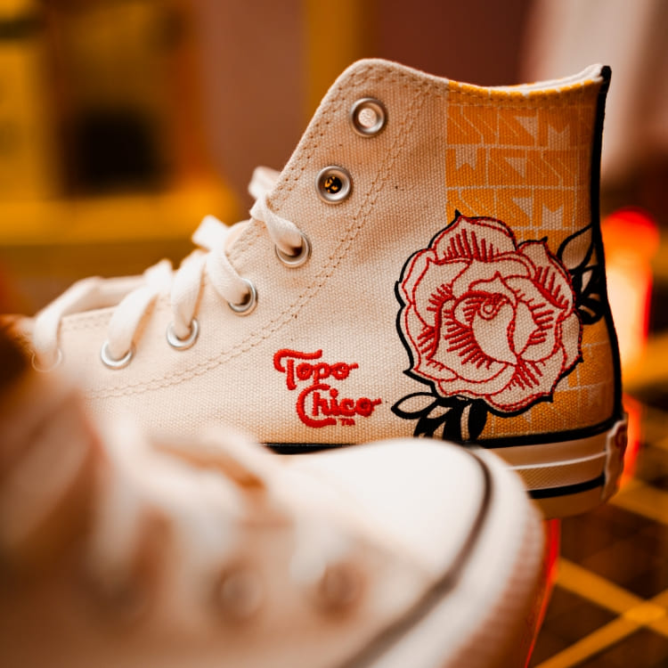 Zapatilla Converse blanca con diseño de Topo Chico.
