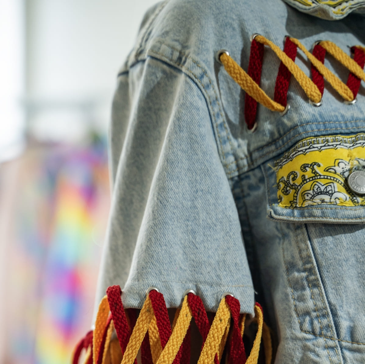 Jean Jacket manga con cintas de color amarillo y rojo