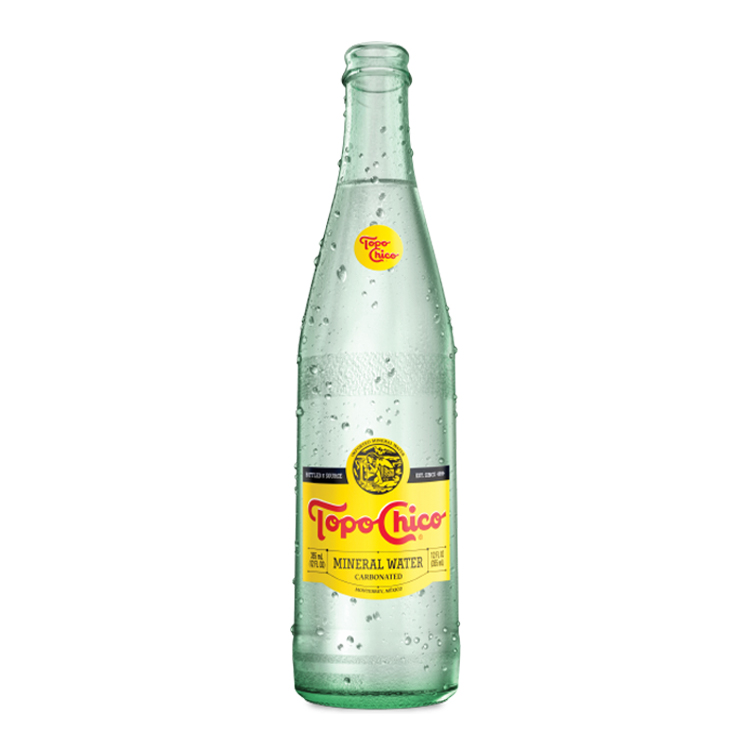 Botella de Topo Chico Agua Mineral sobre un fondo blanco. 